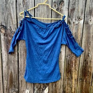Women’s top size: small